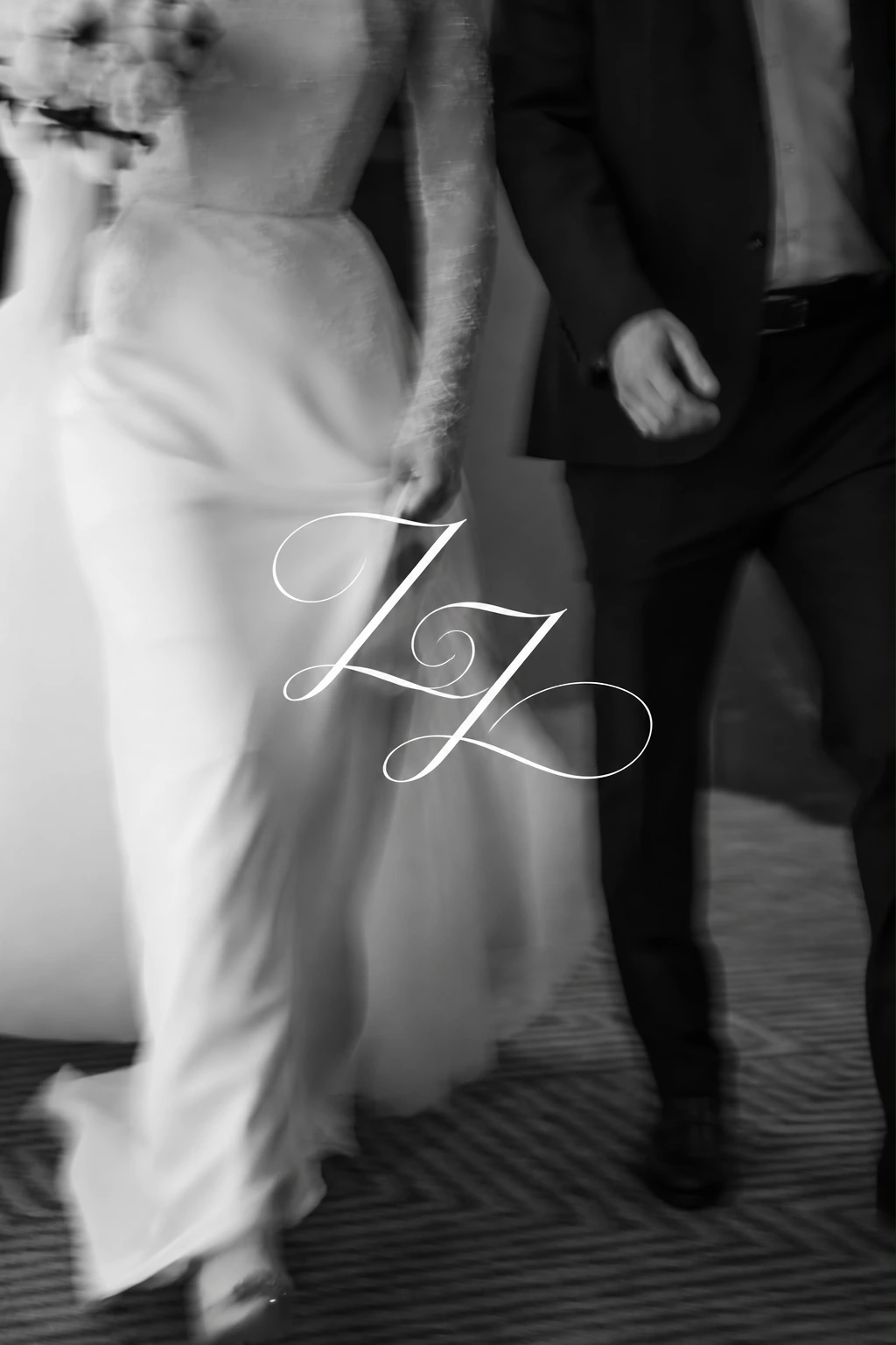 Foto hitam putih pasangan pengantin dengan monogram ZZ